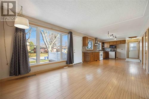 1069 Connaught Crescent, Sarnia, ON - Indoor Photo Showing Living Room