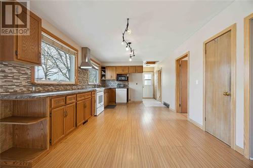 1069 Connaught Crescent, Sarnia, ON - Indoor Photo Showing Kitchen