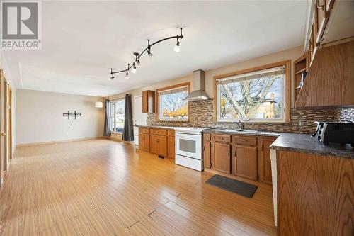 1069 Connaught Crescent, Sarnia, ON - Indoor Photo Showing Kitchen With Double Sink