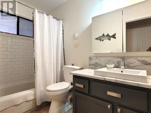 750 75Th Avenue, Grand Forks, BC - Indoor Photo Showing Bathroom