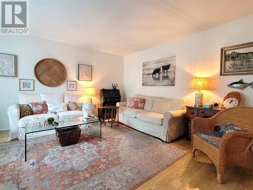 750 75Th Avenue, Grand Forks, BC - Indoor Photo Showing Living Room