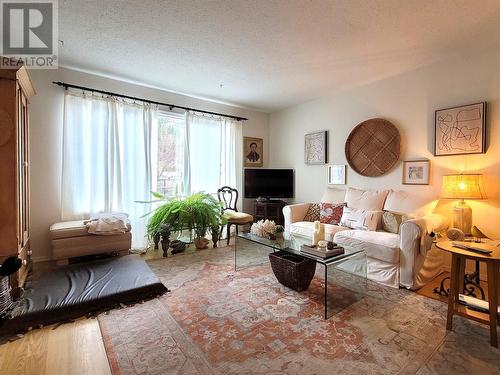 750 75Th Avenue, Grand Forks, BC - Indoor Photo Showing Living Room