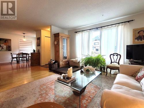 750 75Th Avenue, Grand Forks, BC - Indoor Photo Showing Living Room