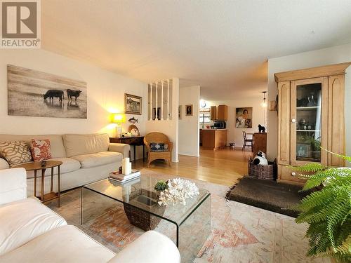 750 75Th Avenue, Grand Forks, BC - Indoor Photo Showing Living Room