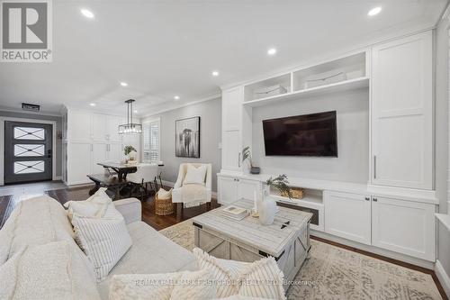 821 Red Maple Court, Whitby, ON - Indoor Photo Showing Living Room