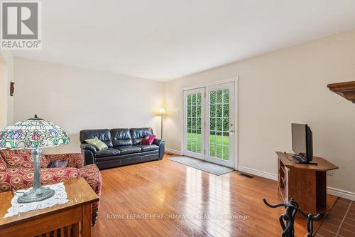 1932 Marquis Avenue, Ottawa, ON - Indoor Photo Showing Living Room