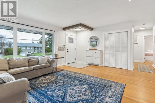 972 Harkness Avenue, Ottawa, ON - Indoor Photo Showing Living Room