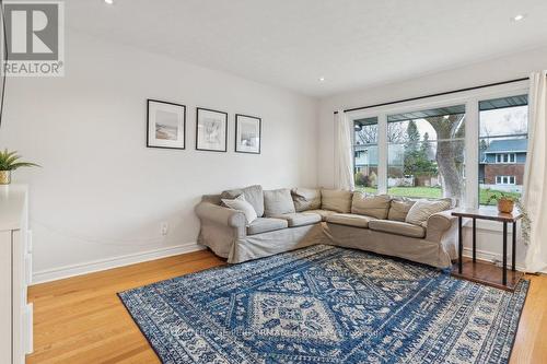 972 Harkness Avenue, Ottawa, ON - Indoor Photo Showing Living Room