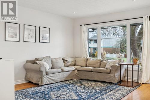 972 Harkness Avenue, Ottawa, ON - Indoor Photo Showing Living Room