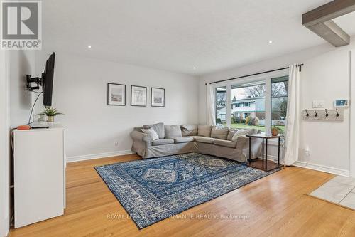 972 Harkness Avenue, Ottawa, ON - Indoor Photo Showing Living Room