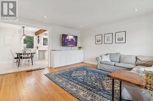 972 Harkness Avenue, Ottawa, ON - Indoor Photo Showing Living Room