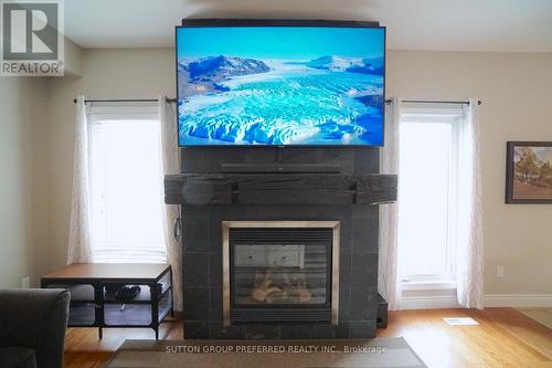 599 Garibaldi Avenue, London, ON - Indoor Photo Showing Living Room With Fireplace