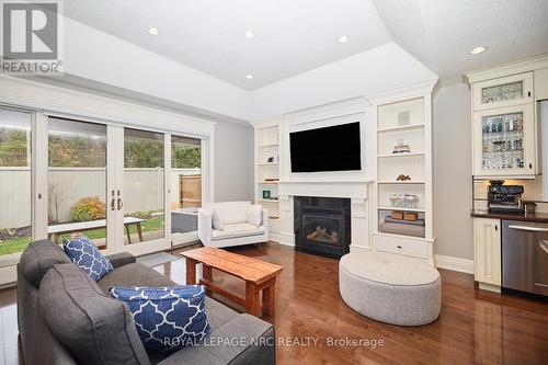 8 Timmsdale Crescent, Pelham (662 - Fonthill), ON - Indoor Photo Showing Living Room With Fireplace