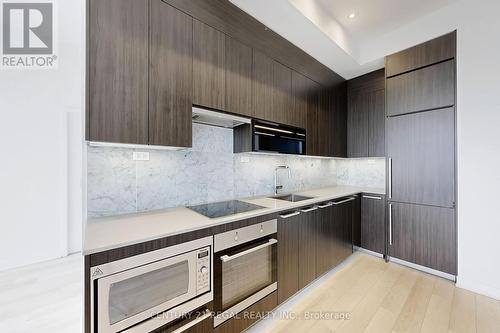 Ph02 - 115 Mcmahon Drive, Toronto, ON - Indoor Photo Showing Kitchen With Upgraded Kitchen