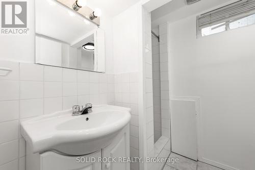 904 Smyth Road, Ottawa, ON - Indoor Photo Showing Bathroom