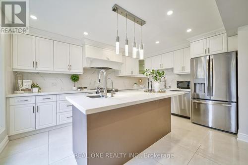 1175 Old Abbey Lane, Oakville, ON - Indoor Photo Showing Kitchen With Upgraded Kitchen