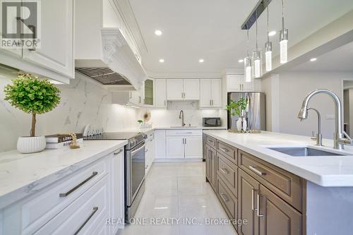 1175 Old Abbey Lane, Oakville, ON - Indoor Photo Showing Kitchen With Upgraded Kitchen