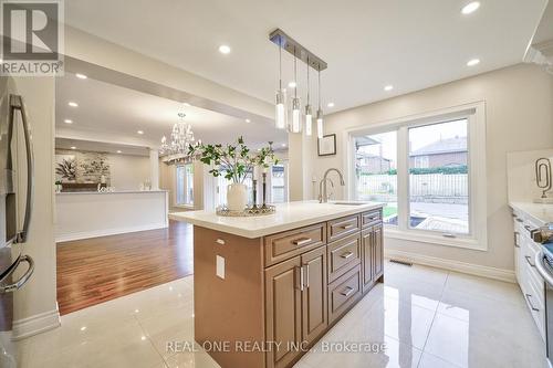 1175 Old Abbey Lane, Oakville, ON - Indoor Photo Showing Kitchen With Upgraded Kitchen