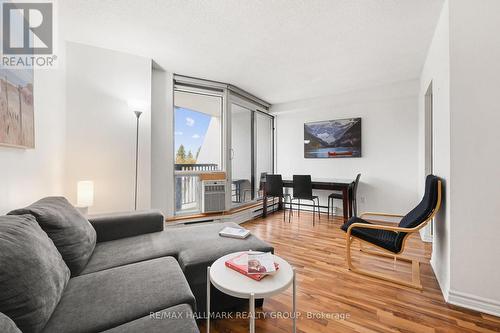 210 - 900 Dynes Road, Ottawa, ON - Indoor Photo Showing Living Room