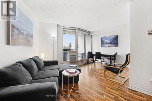 210 - 900 Dynes Road, Ottawa, ON - Indoor Photo Showing Living Room