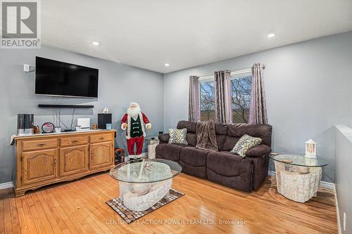 2437 Pilon Road, Prescott And Russell, ON - Indoor Photo Showing Living Room