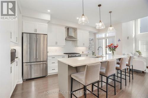 284 Dolce Crescent, Ottawa, ON - Indoor Photo Showing Kitchen With Upgraded Kitchen