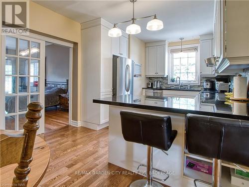 6039 Symmes Street, Niagara Falls, ON - Indoor Photo Showing Kitchen