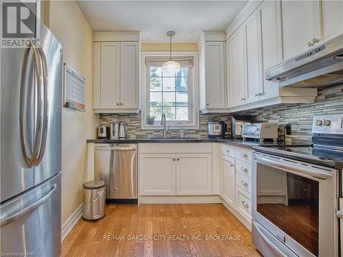 6039 Symmes Street, Niagara Falls, ON - Indoor Photo Showing Kitchen