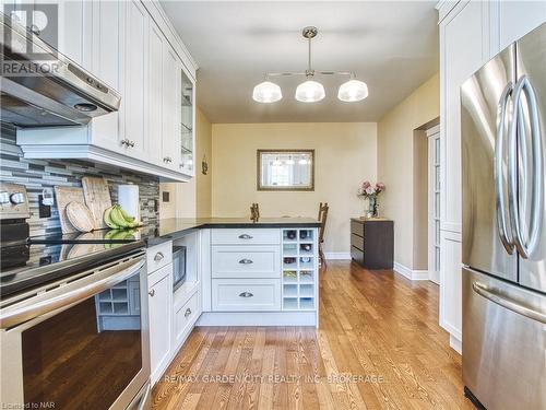 6039 Symmes Street, Niagara Falls, ON - Indoor Photo Showing Kitchen With Upgraded Kitchen