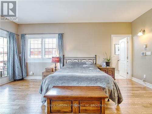 6039 Symmes Street, Niagara Falls, ON - Indoor Photo Showing Bedroom