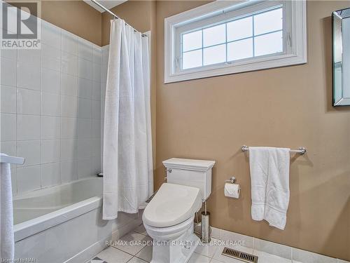 6039 Symmes Street, Niagara Falls, ON - Indoor Photo Showing Bathroom