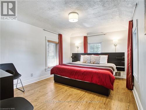 6039 Symmes Street, Niagara Falls, ON - Indoor Photo Showing Bedroom