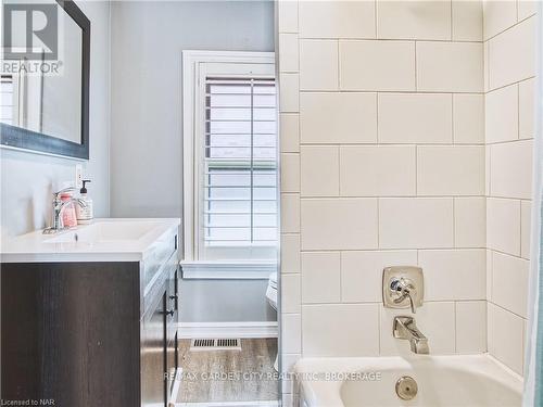 6039 Symmes Street, Niagara Falls, ON - Indoor Photo Showing Bathroom