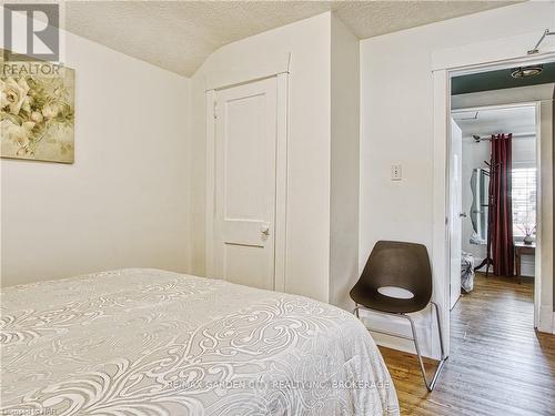 6039 Symmes Street, Niagara Falls, ON - Indoor Photo Showing Bedroom