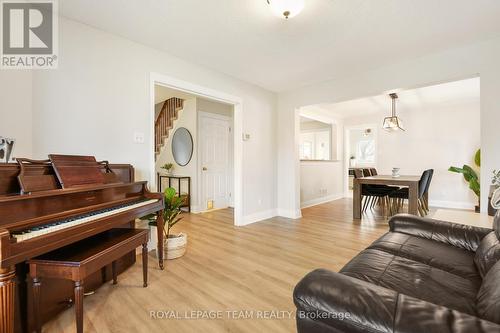 34 Bridle Park Drive, Ottawa, ON - Indoor Photo Showing Living Room