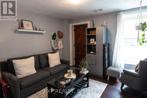 35 Ontario Street, Clarington (Bowmanville), ON - Indoor Photo Showing Living Room