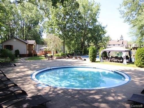 Piscine - 909-2555 Av. Du Havre-Des-Îles, Laval (Chomedey), QC - Outdoor With In Ground Pool With Backyard