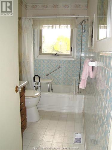 24 Cecil Street South, Ridgetown, ON - Indoor Photo Showing Bathroom