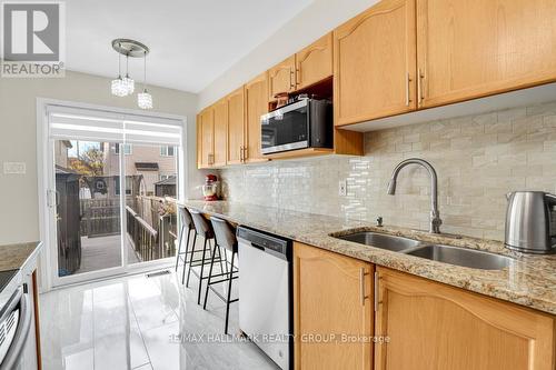 1072 Brasseur Crescent, Ottawa, ON - Indoor Photo Showing Kitchen With Double Sink With Upgraded Kitchen