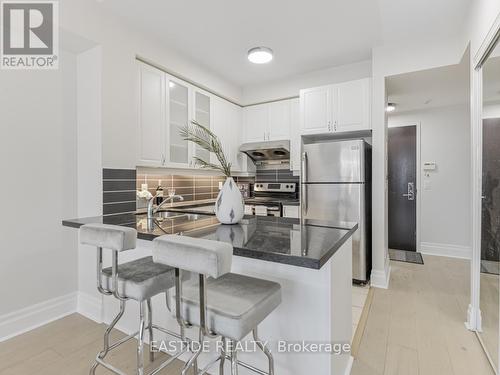 607 - 131 Upper Duke Crescent, Markham, ON - Indoor Photo Showing Kitchen