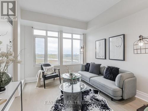 607 - 131 Upper Duke Crescent, Markham, ON - Indoor Photo Showing Living Room