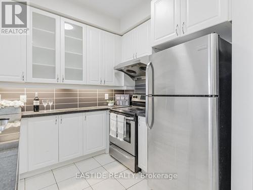 607 - 131 Upper Duke Crescent, Markham, ON - Indoor Photo Showing Kitchen