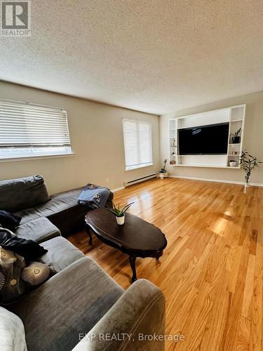 22 - 22 Rosset Crescent, Brampton, ON - Indoor Photo Showing Living Room