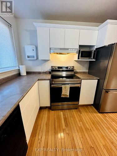 22 - 22 Rosset Crescent, Brampton, ON - Indoor Photo Showing Kitchen