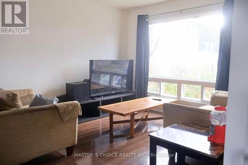 6 Holmstead Court, Brampton, ON - Indoor Photo Showing Living Room