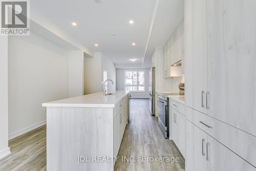 1328 Kaniv Street, Oakville, ON - Indoor Photo Showing Kitchen With Upgraded Kitchen