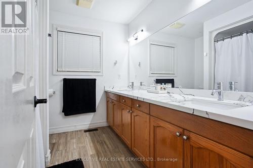 3070 Meadowgate Boulevard, London, ON - Indoor Photo Showing Bathroom