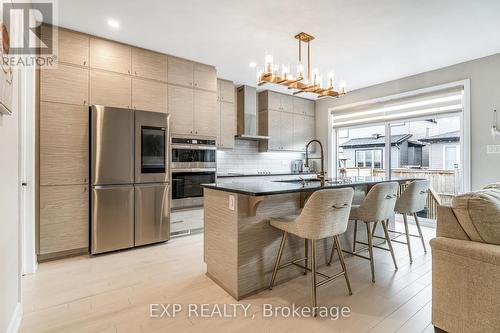 829 Sendero Way, Ottawa, ON - Indoor Photo Showing Kitchen With Upgraded Kitchen