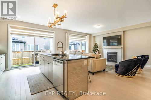 829 Sendero Way, Ottawa, ON - Indoor Photo Showing Kitchen With Upgraded Kitchen