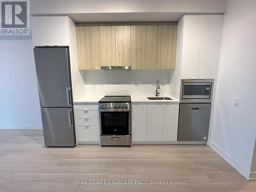 2804 - 50 Upper Mall Way, Vaughan, ON - Indoor Photo Showing Kitchen